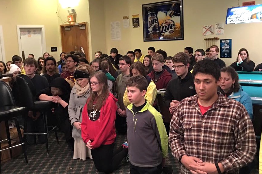 250 kneeling students sing Gregorian chant for 'ad orientem' Mass in motel bar