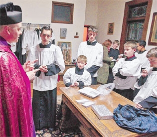 “As Father Higgins says, he wants an army of servers”: Boston Herald on TLM altar boys