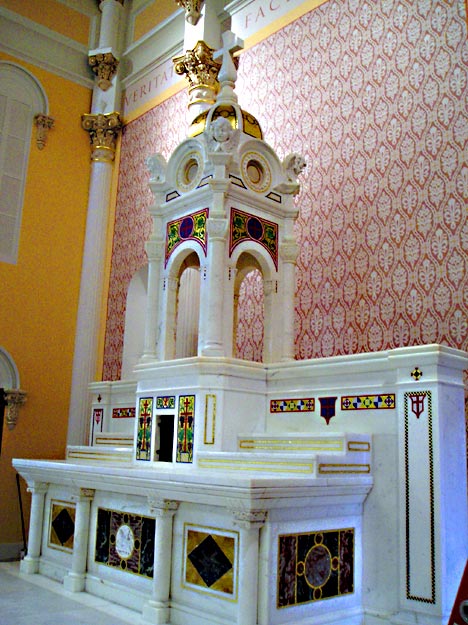 KC: Glorious new altars for the TLM parish - eye candy