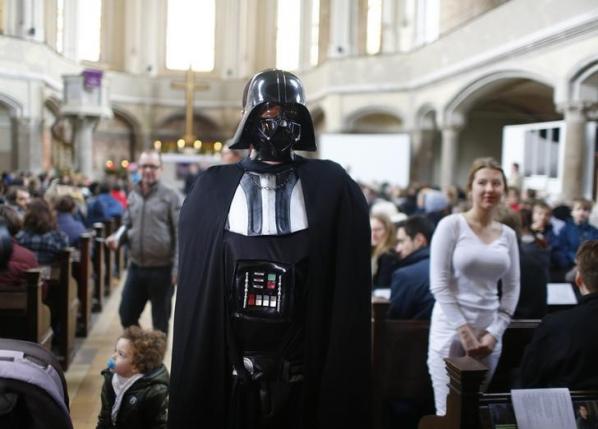 People dressed as characters from the movie Star Wars attend a service at the church Zionskirche in Berlin, Germany, December 20, 2015. REUTERS/Hannibal Hanschke