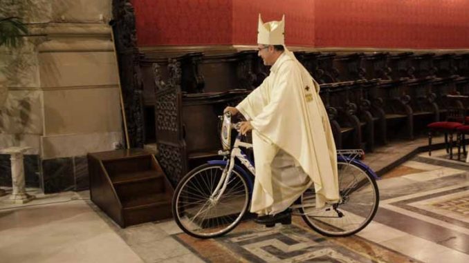 Erzbischof-Lorefice-fährt-mit-dem-Fahrrad-Presybterium-Kathedrale-678x381