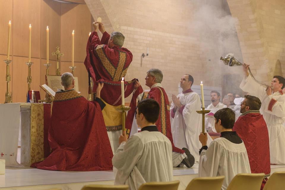 Australian_bishop_pontifical_Mass